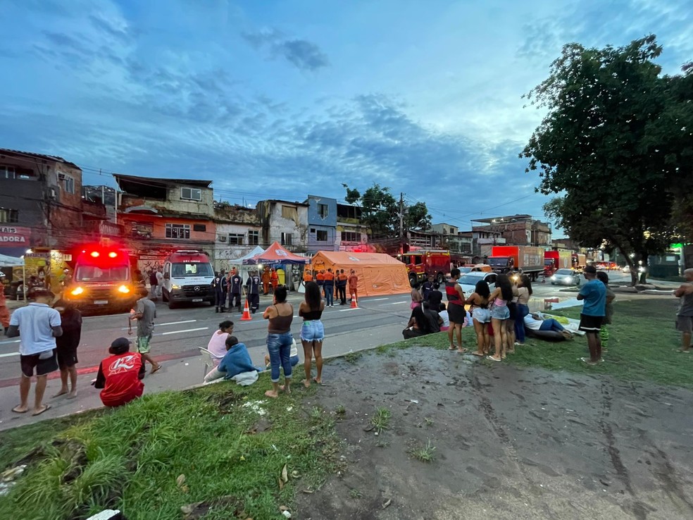Moradores das casas que desabaram acompanham os trabalhos dos bombeiros — Foto: Lucas Madureira/TV Globo