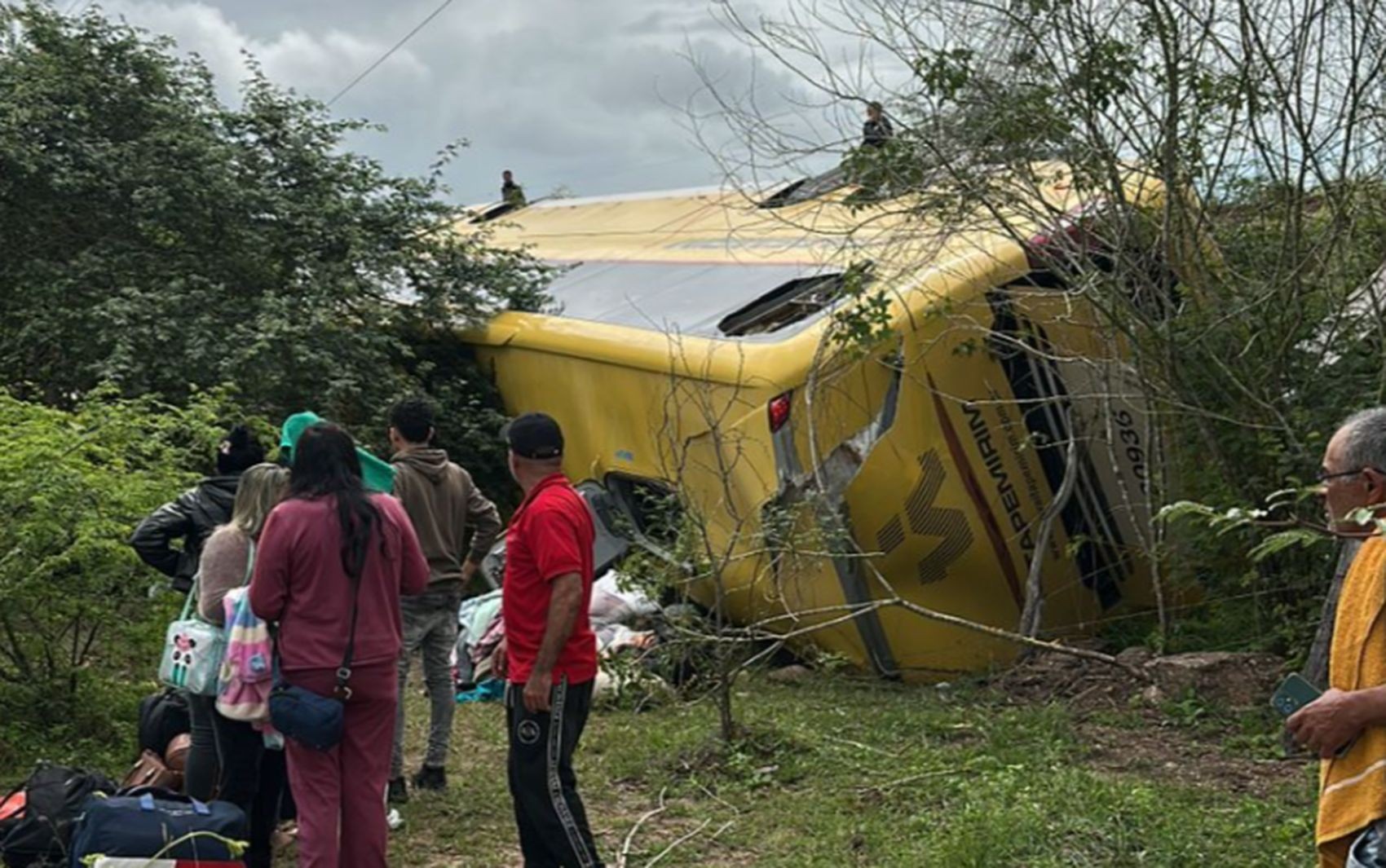 Ônibus tomba em rodovia de Sergipe