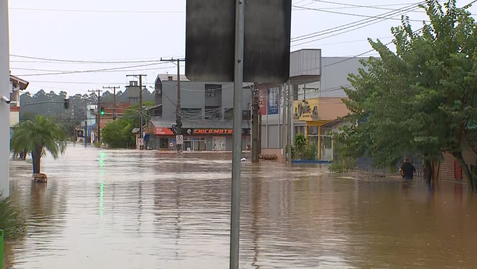 Rua alagada em Montenegro — Foto: Reprodução/RBS TV