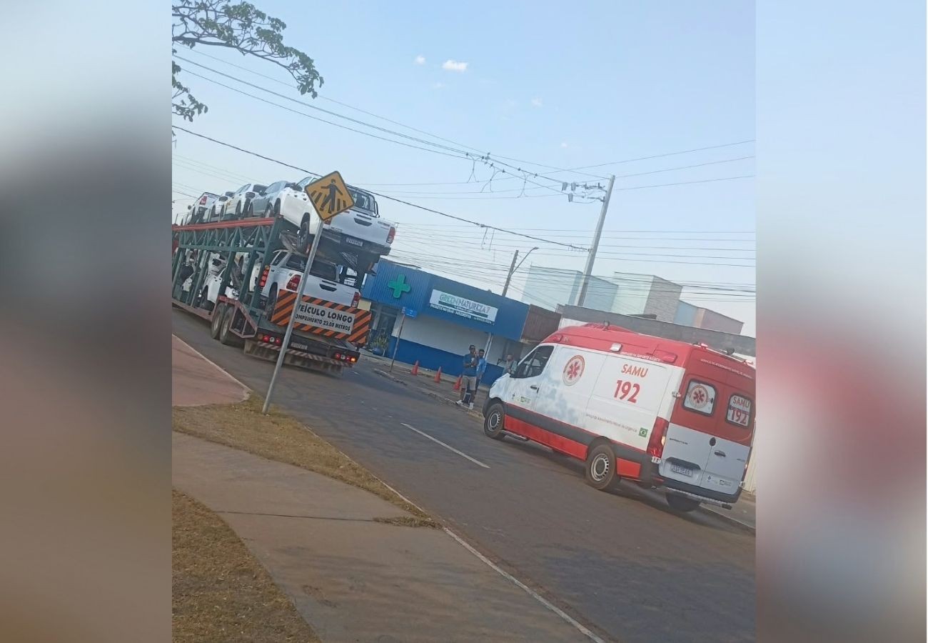 Motorista tenta retirar fiação presa a carro em cegonha e morre eletrocutado no TO, diz socorrista