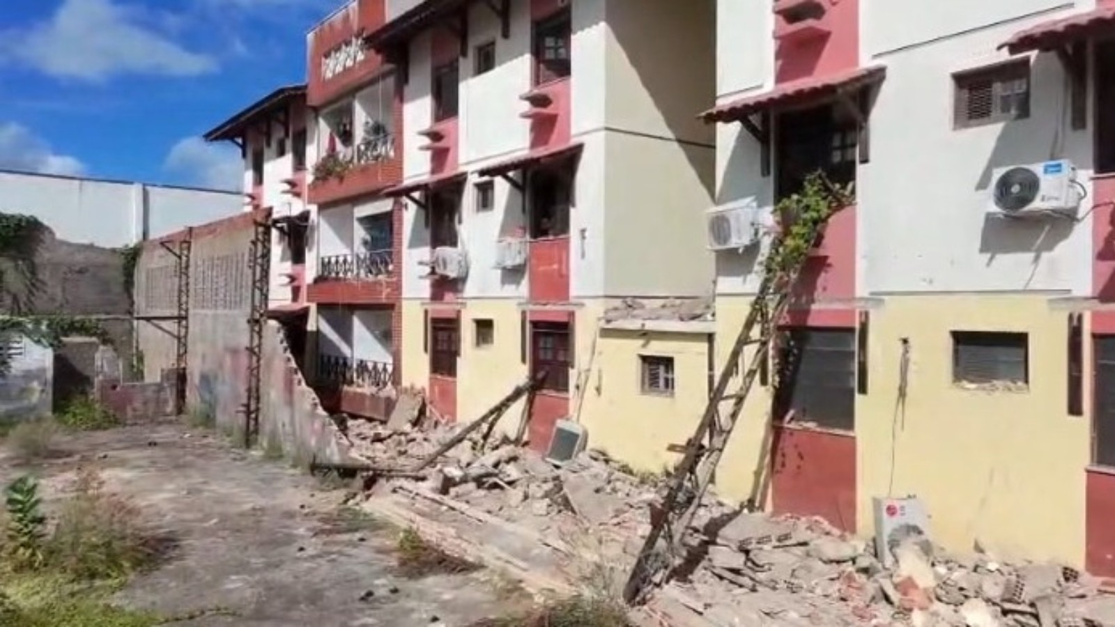 Muro de condomínio desaba e danifica apartamentos em Fortaleza 