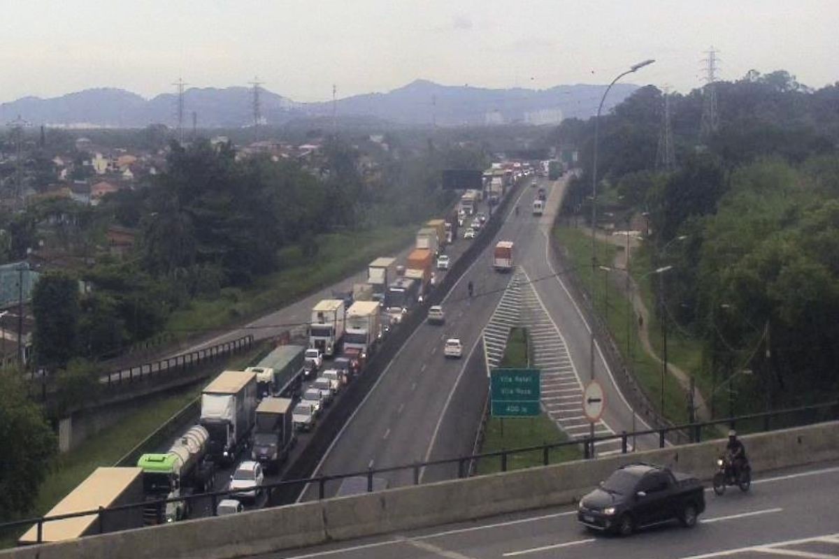Motoristas enfrentam trânsito intenso do litoral de SP para a capital após final de semana de altas temperaturas