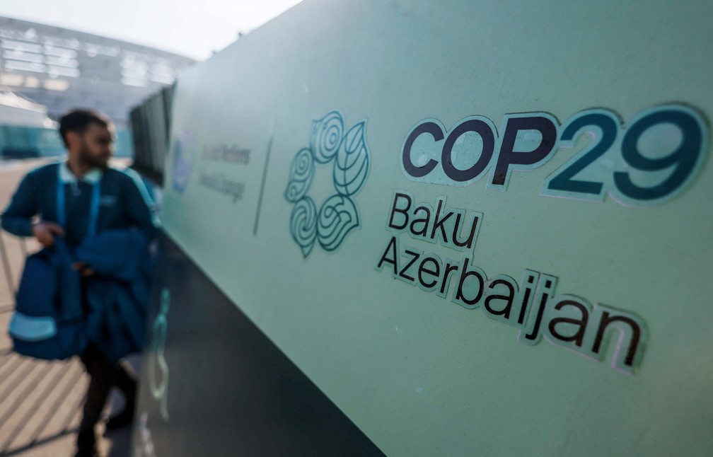 Um letreiro da 29ª Conferência das Nações Unidas sobre Mudanças Climáticas. — Foto: REUTERS/Maxim Shemetov
