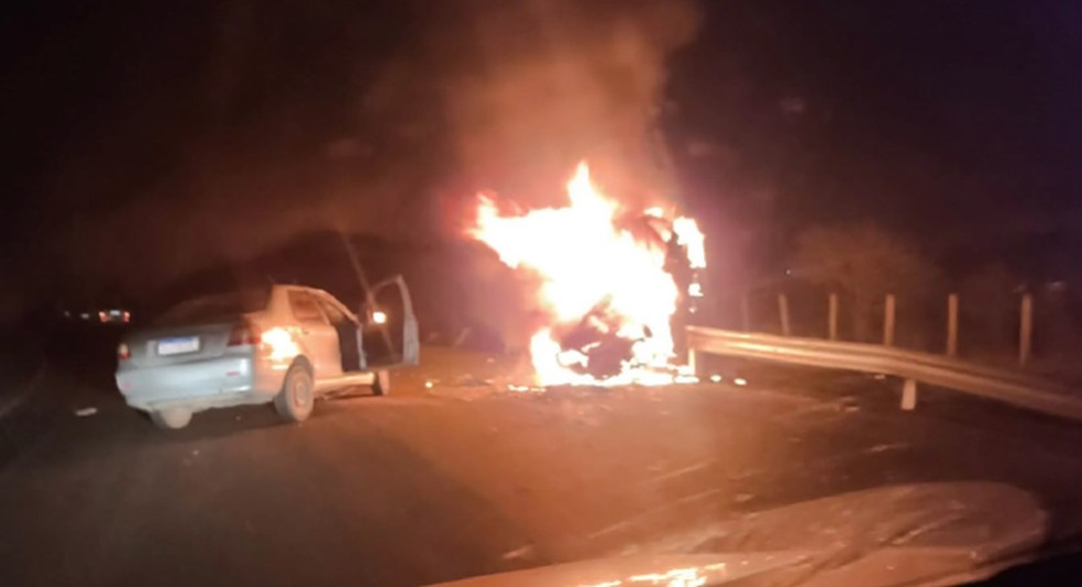 Fogo consumiu todo o carro envolvido em acidente no Congo, Paraíba — Foto: TV Paraíba/Reprodução