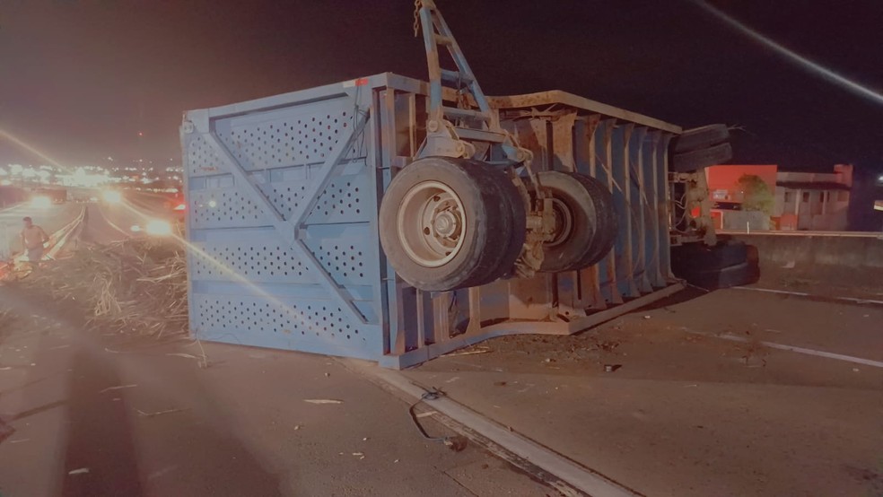Semirreboque tombou na BR-101 em Goianinha, no RN — Foto: PRF/Divulgação