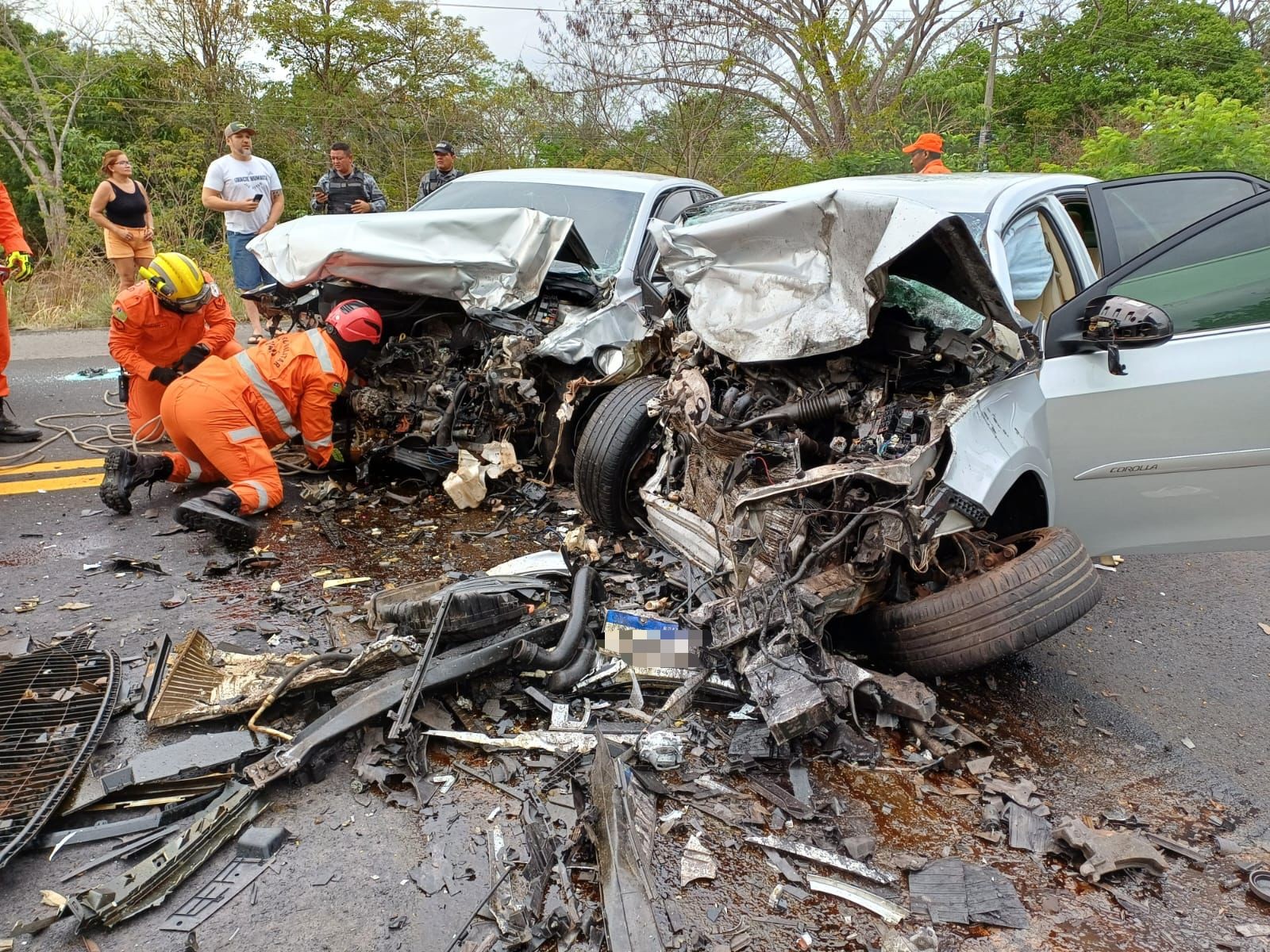 Cinco pessoas ficam feridas em grave acidente na BR-343; carros ficaram destruídos