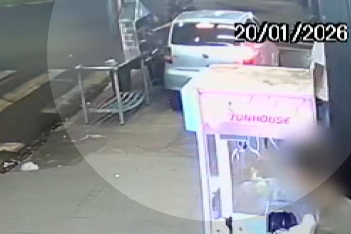 VÍDEO: homem 'dá calote' em bar, invade calçada com o carro e furta espetinhos antes de fugir, no Paraná
