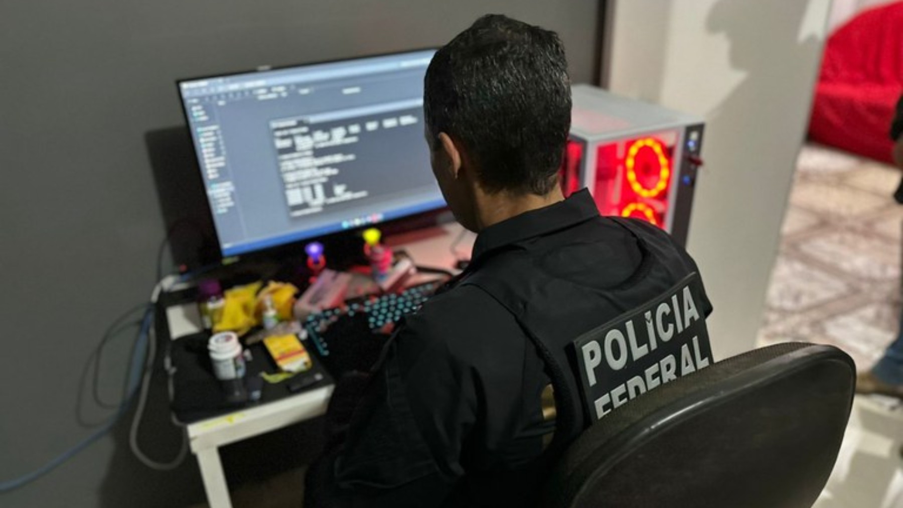 Suspeitos de crimes de abuso e exploração sexual infantojuvenil praticados na internet são presos em flagrante no Paraná
