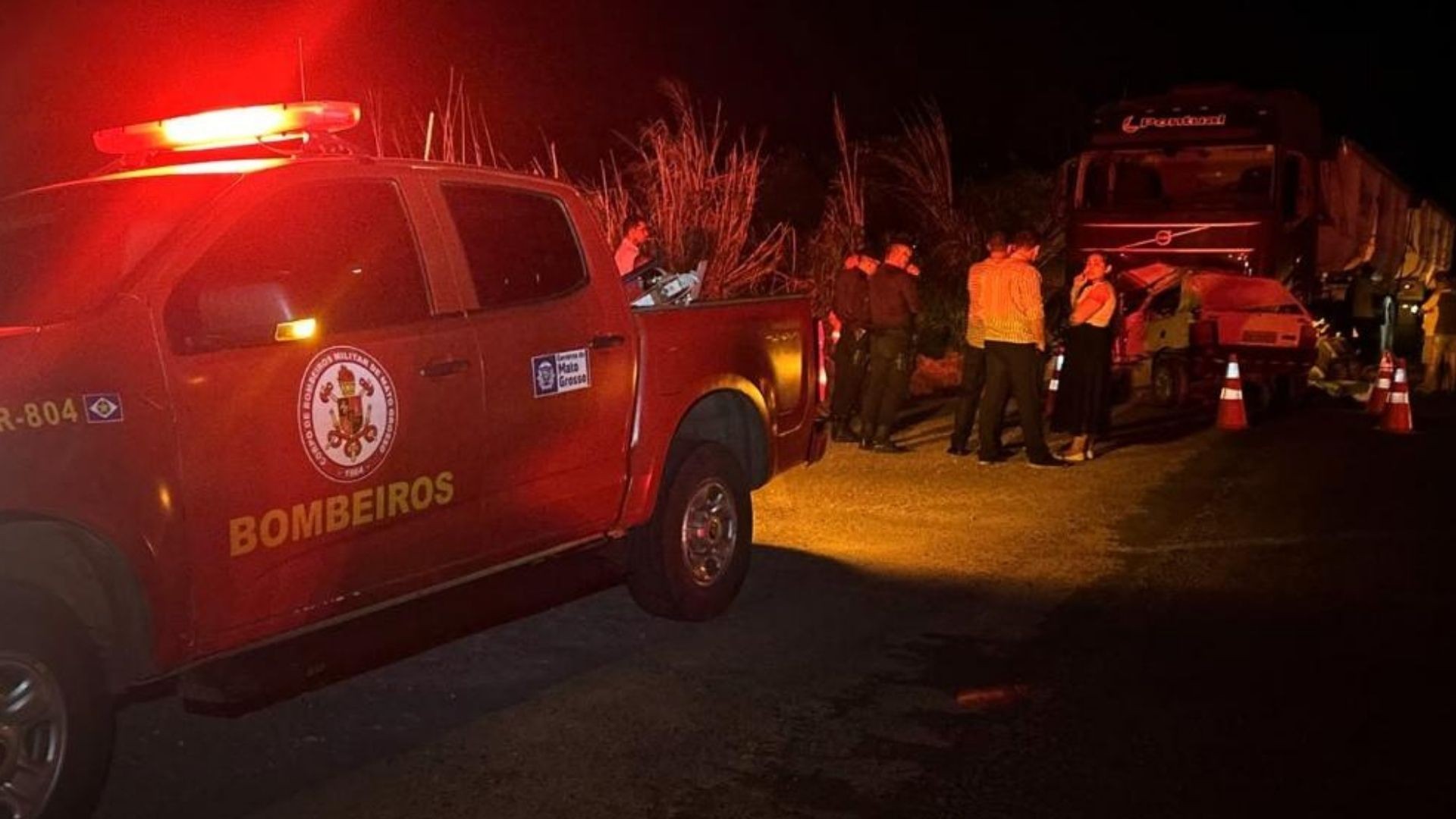 Três crianças e dois adultos morrem após carro bater de frente com caminhão na MT-140