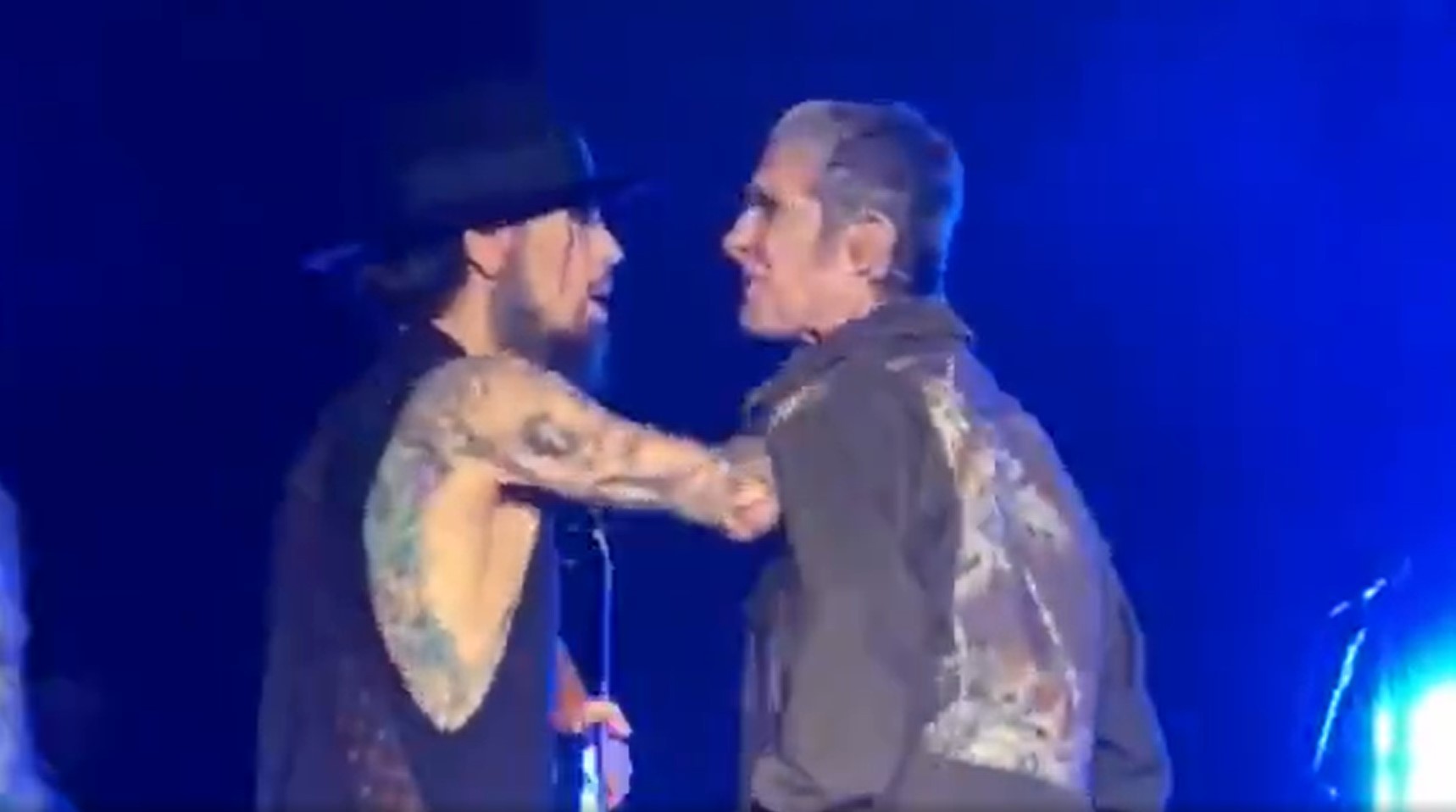 Jane's Addiction cancela turnê após vocalista agredir guitarrista durante show 