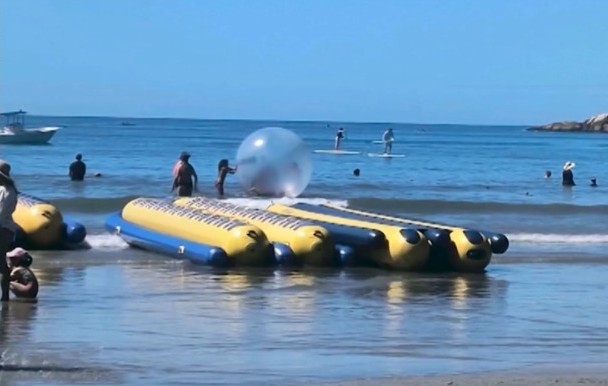 Mesmo proibidas, bolhas infláveis seguem sendo usadas no mar no Litoral Norte (SP)