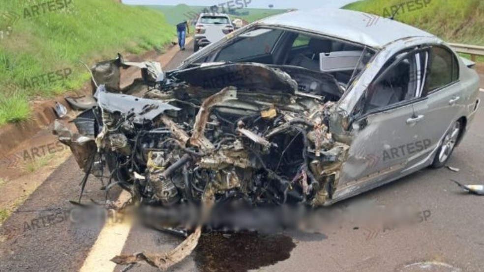 Motorista fica ferido após bater em barranco e atingir carreta na Raposo Tavares, em Maracaí — Foto: Artesp/Divulgação