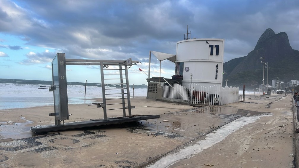 Ressaca no Leblon: equipamento de ginástica na praia foi deslocado com a força da água do mar — Foto: Ben-Hur Correia/TV Globo