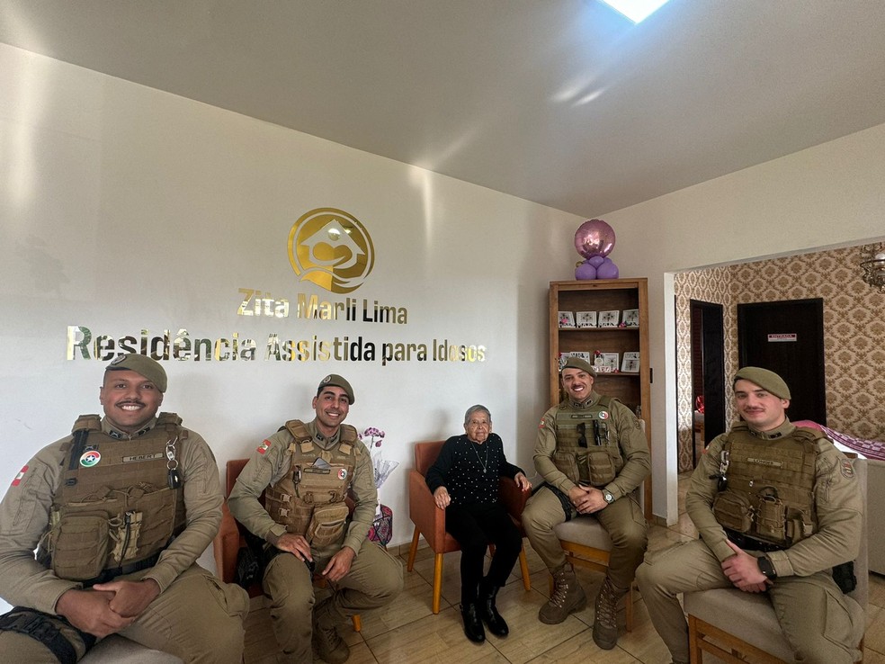 Policiais visitaram dona Ana após ganharem um pedaço de bolo — Foto: Arquivo pessoal