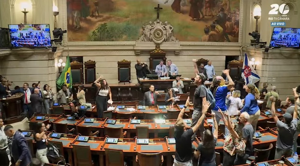 Servidores invadem Câmara do Rio e protestam contra votação de PL que pode retirar benefícios da categoria — Foto: Rio TV Câmara/Reprodução