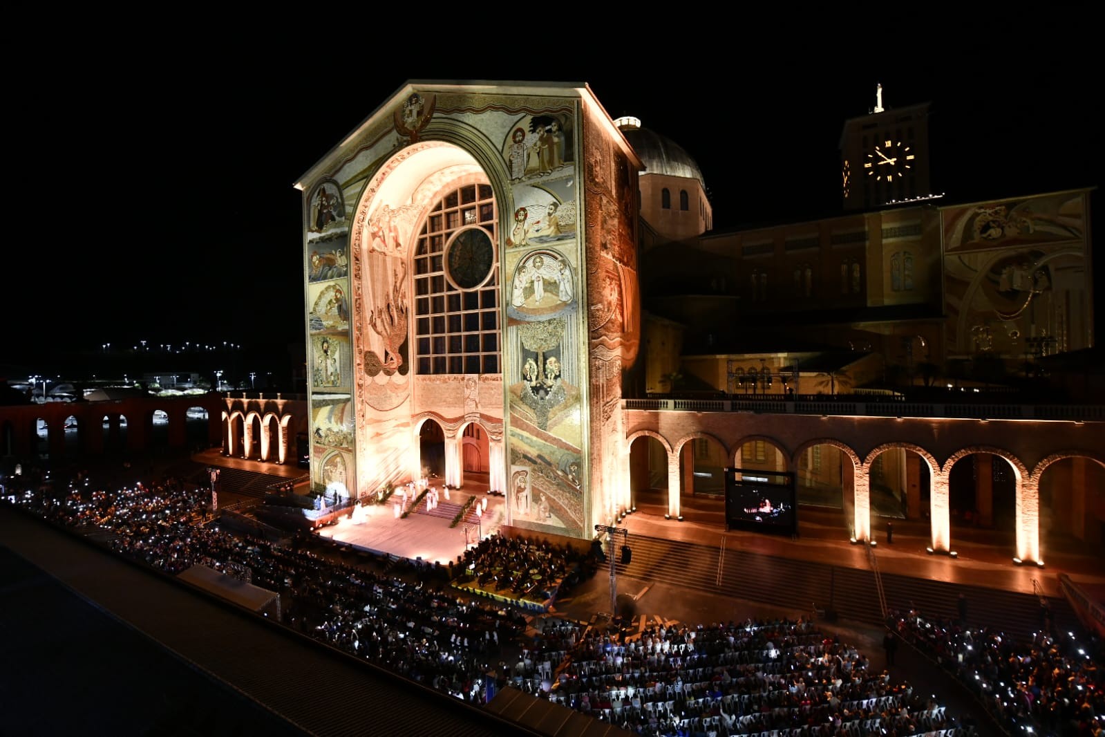Veja FOTOS da nova fachada com cenas bíblicas do Santuário Nacional de Aparecida