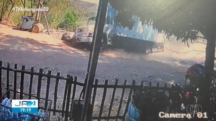 Caminhão perde controle em ladeira de Taquaruçu e atinge veículos