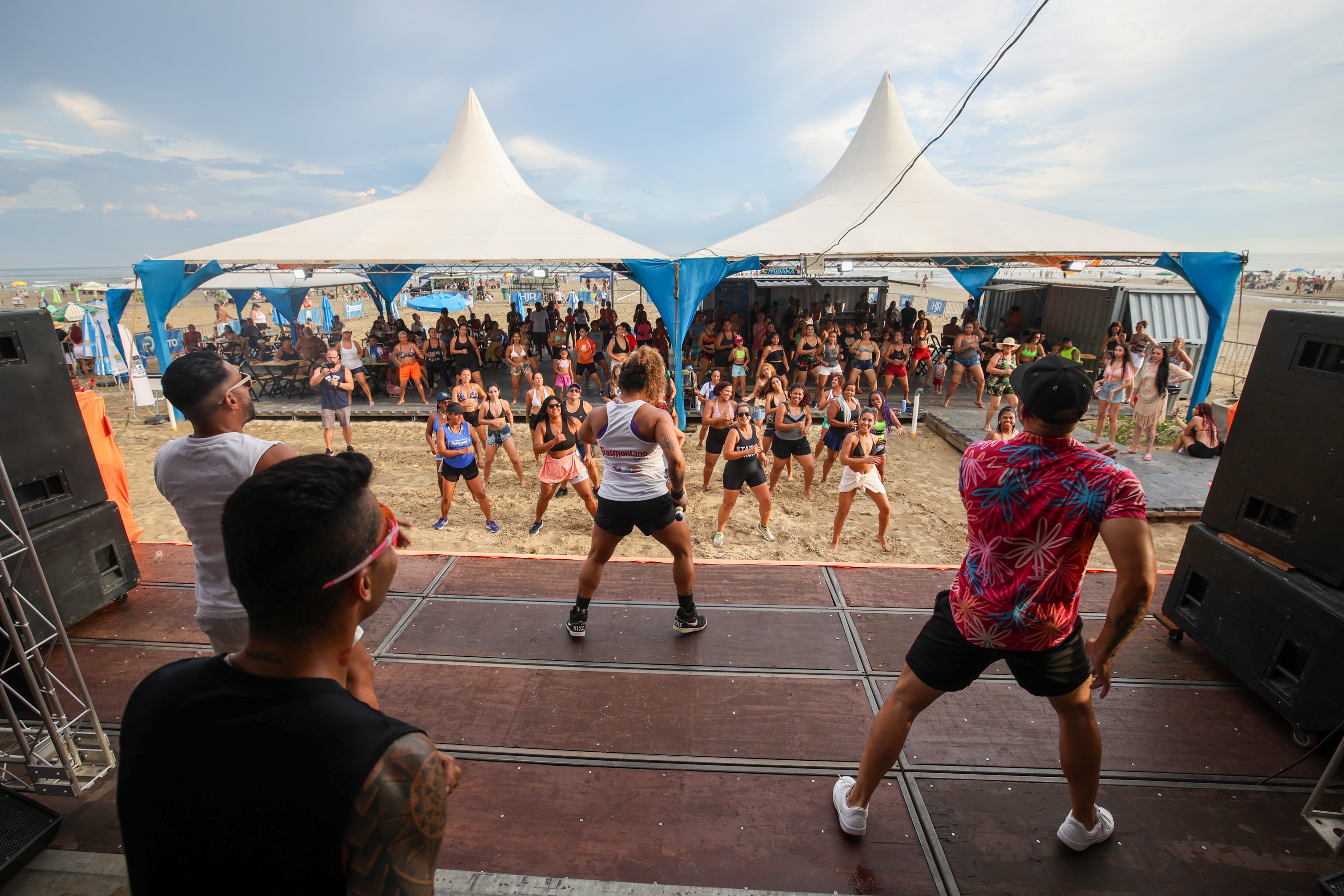 Estação Verão Praia traz atividades esportivas, ações temáticas e shows em oito tendas de Praia Grande, SP