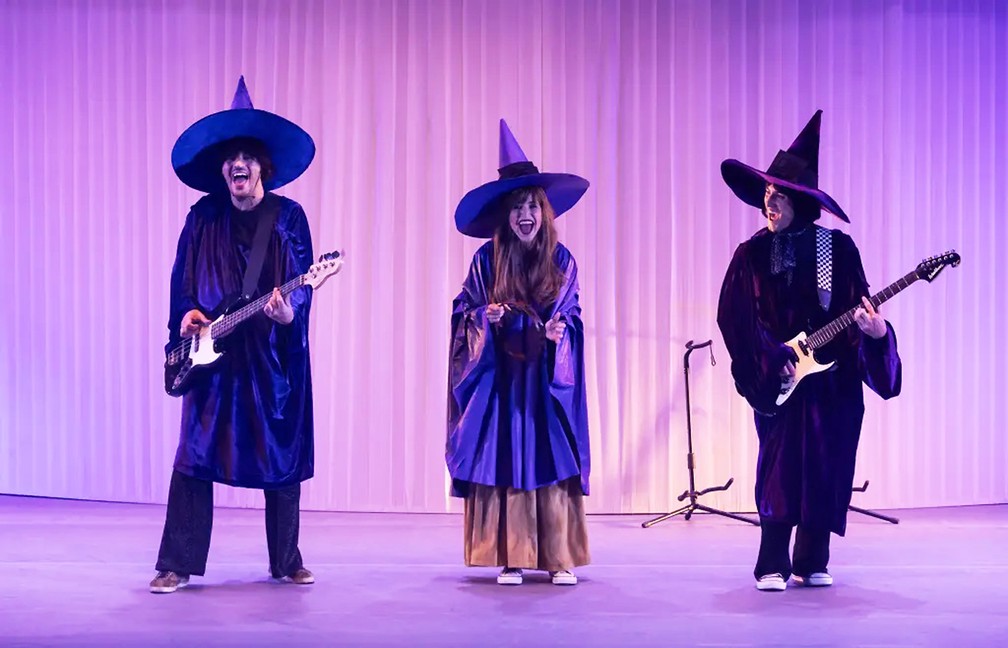 Os atores Antonio Vanfil (Arnaldo Baptista), Mel Lisboa (Rita Lee) e Gustavo Rezê (Sérgio Dias) personificam o trio Os Mutantes no musical — Foto: João Caldas / Divulgação