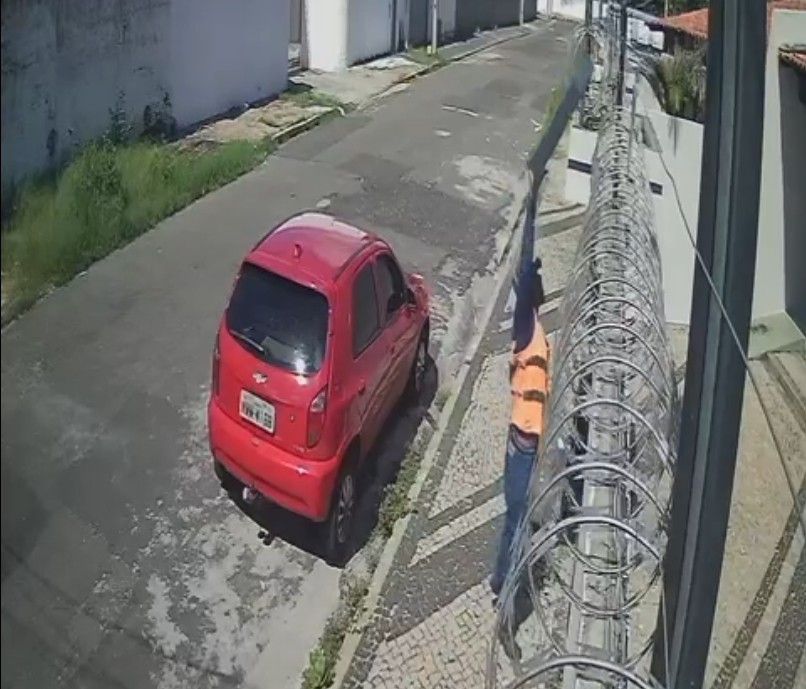 Vídeo: entregador arremessa encomendas por cima de muro e danifica cerca elétrica em Teresina