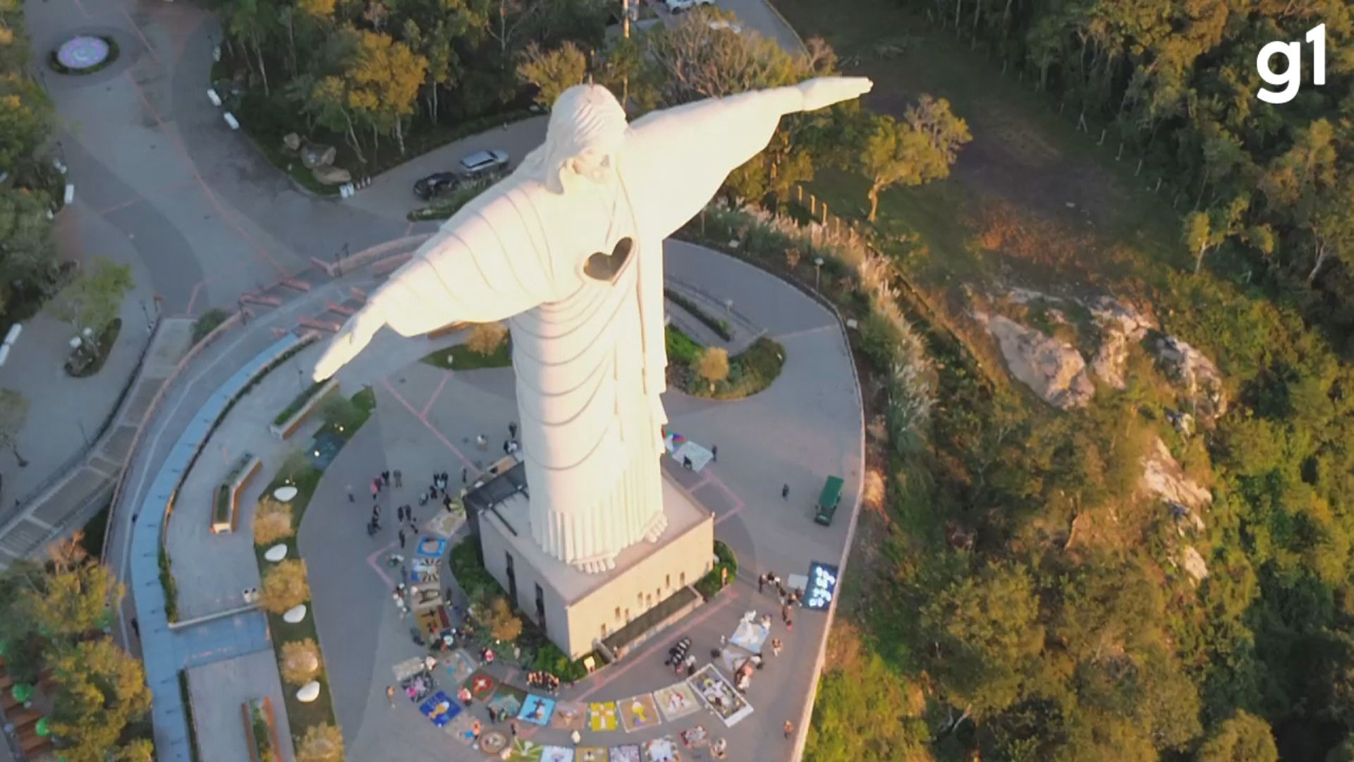 VÍDEO: Tapetes de Corpus Christi são montados aos pés do Cristo mais alto do Brasil