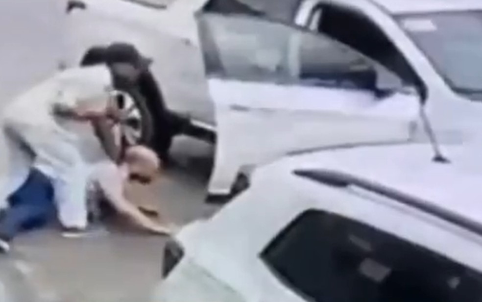 Homem foi retirado do carro e teve arma apontada para a cabeça — Foto: Reprodução TV Santa Cruz