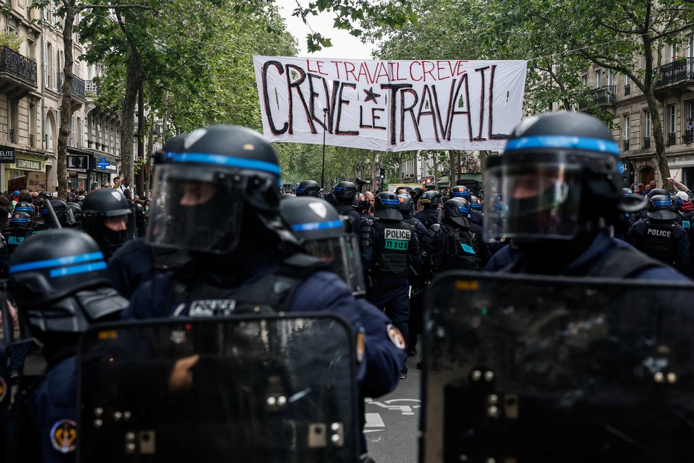 Imagens mostram policiais equipados para conter a situação. — Foto: Benoit Tessier/Reuters