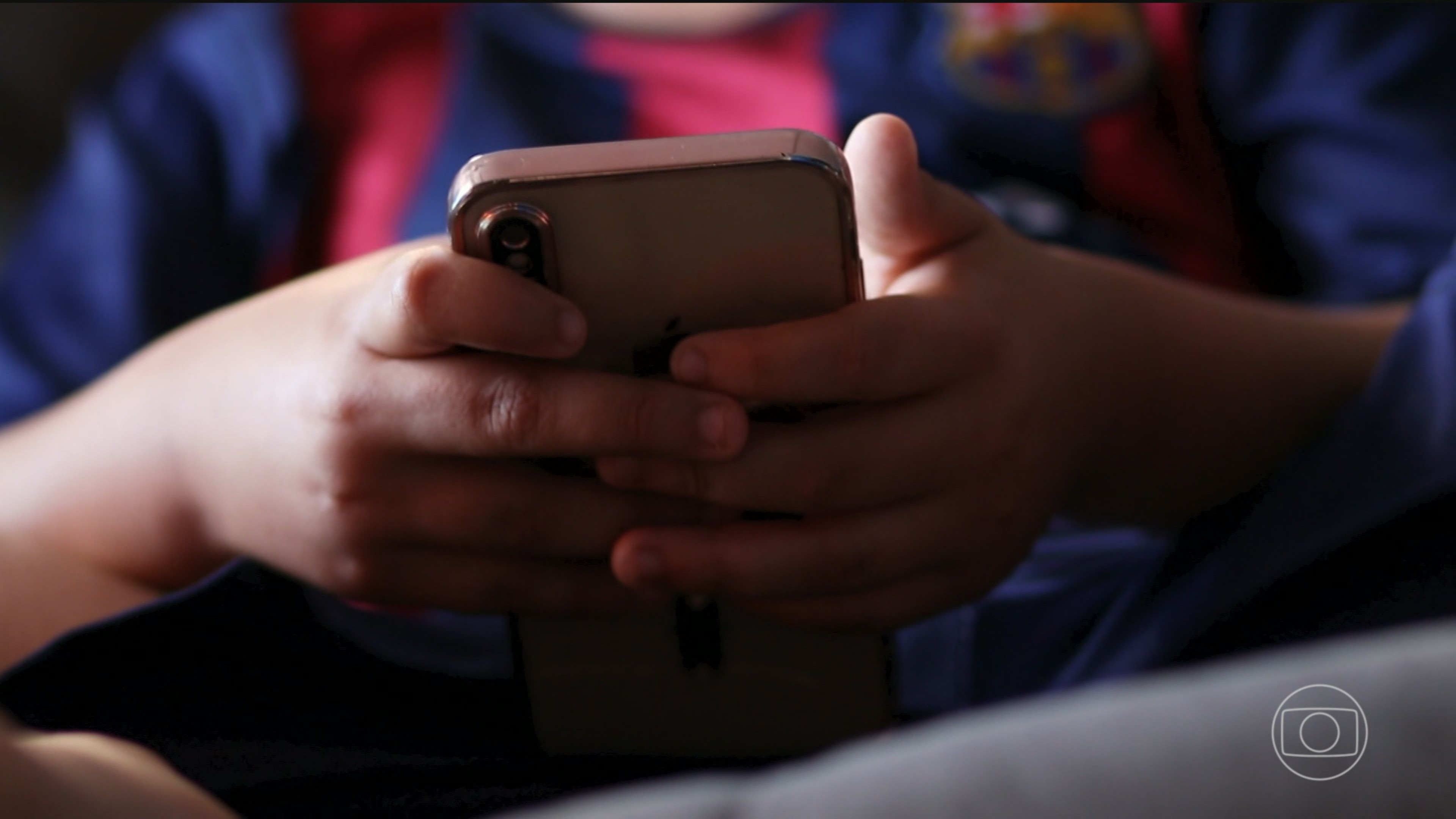 Estudo revela impactos negativos do uso diário de celulares e tablets por crianças de 5 anos