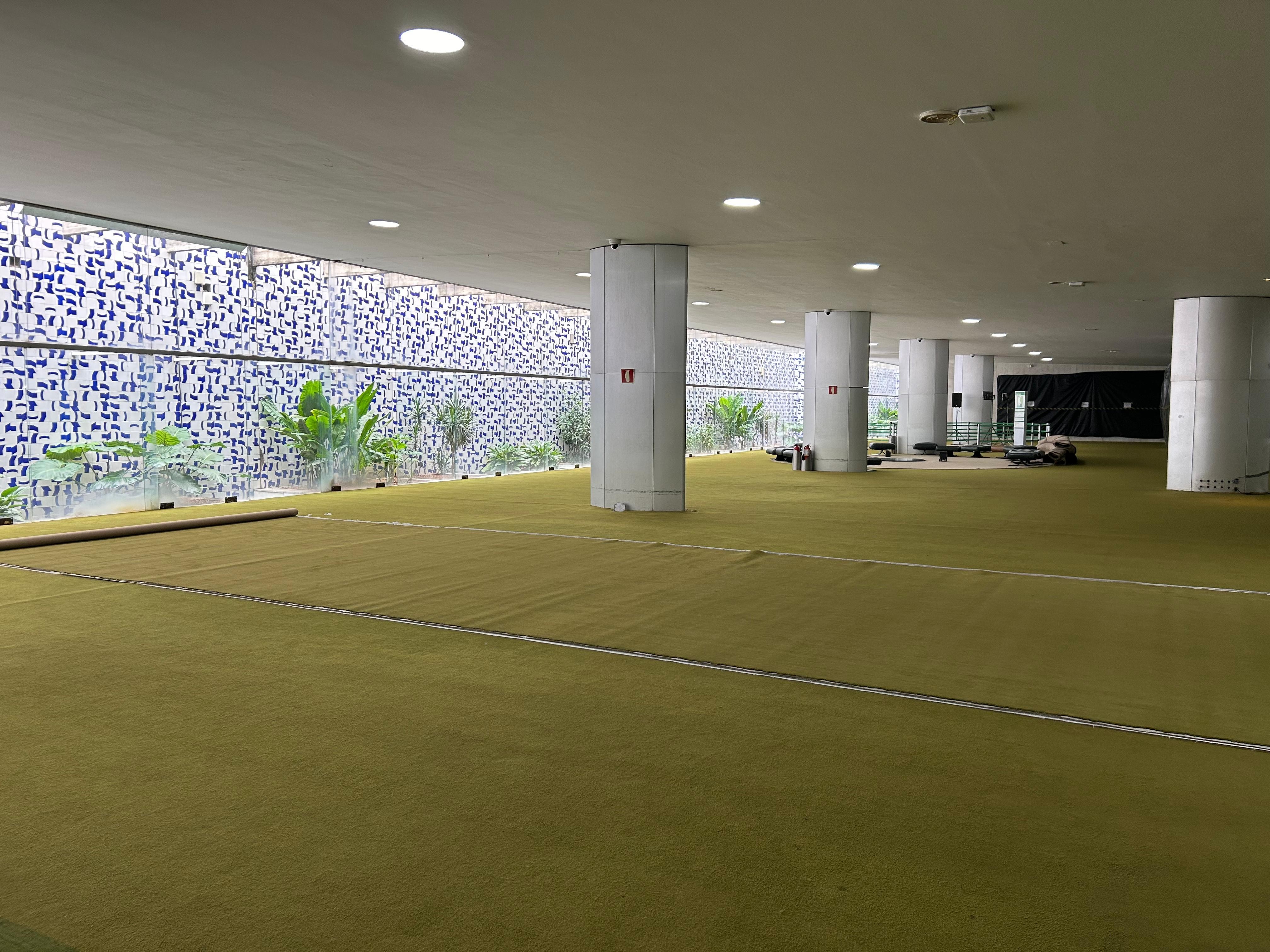 Câmara troca carpete danificado por invasores no 8 de janeiro