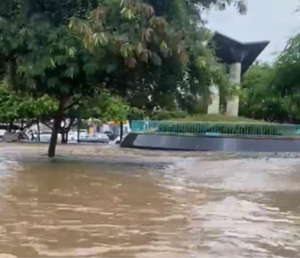 Praça ficou alagada por causa das chuvas — Foto: Blog do Sena