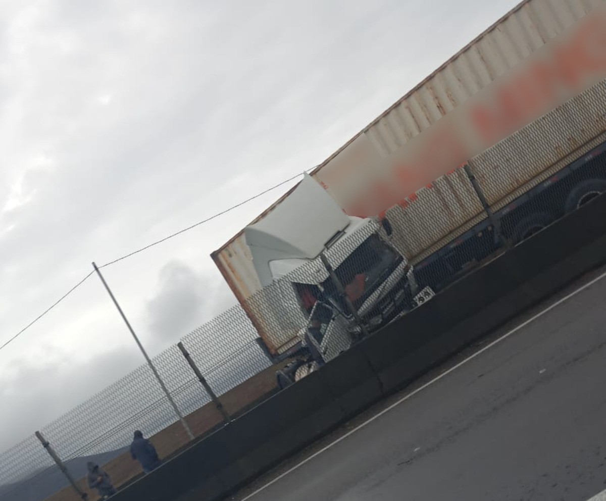 Motorista perde controle e bate carreta contra a barreira central da Via Dutra, em Itatiaia