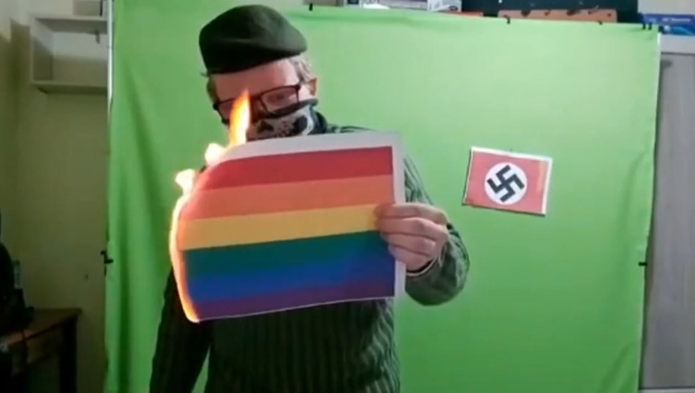 Israel Soares aparece na internet queimando bandeira LGBTQIA+ — Foto: Reprodução / TV Globo