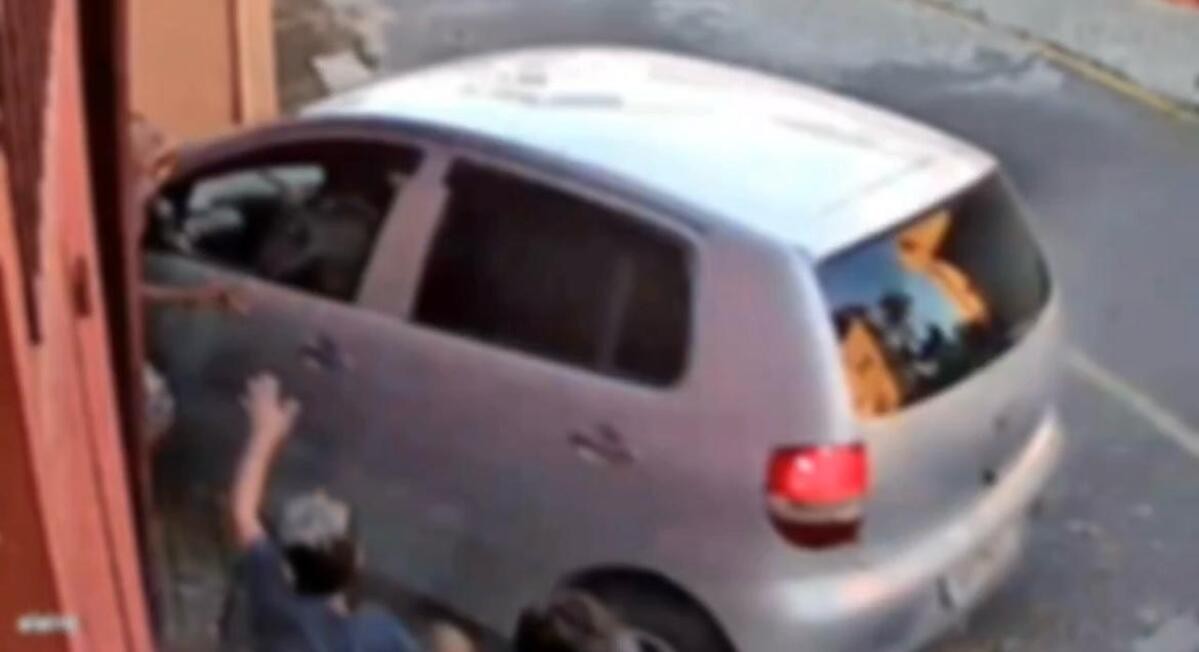 VÍDEO: Crianças são atropeladas em calçada por motorista embriagado; imagem impressiona 
