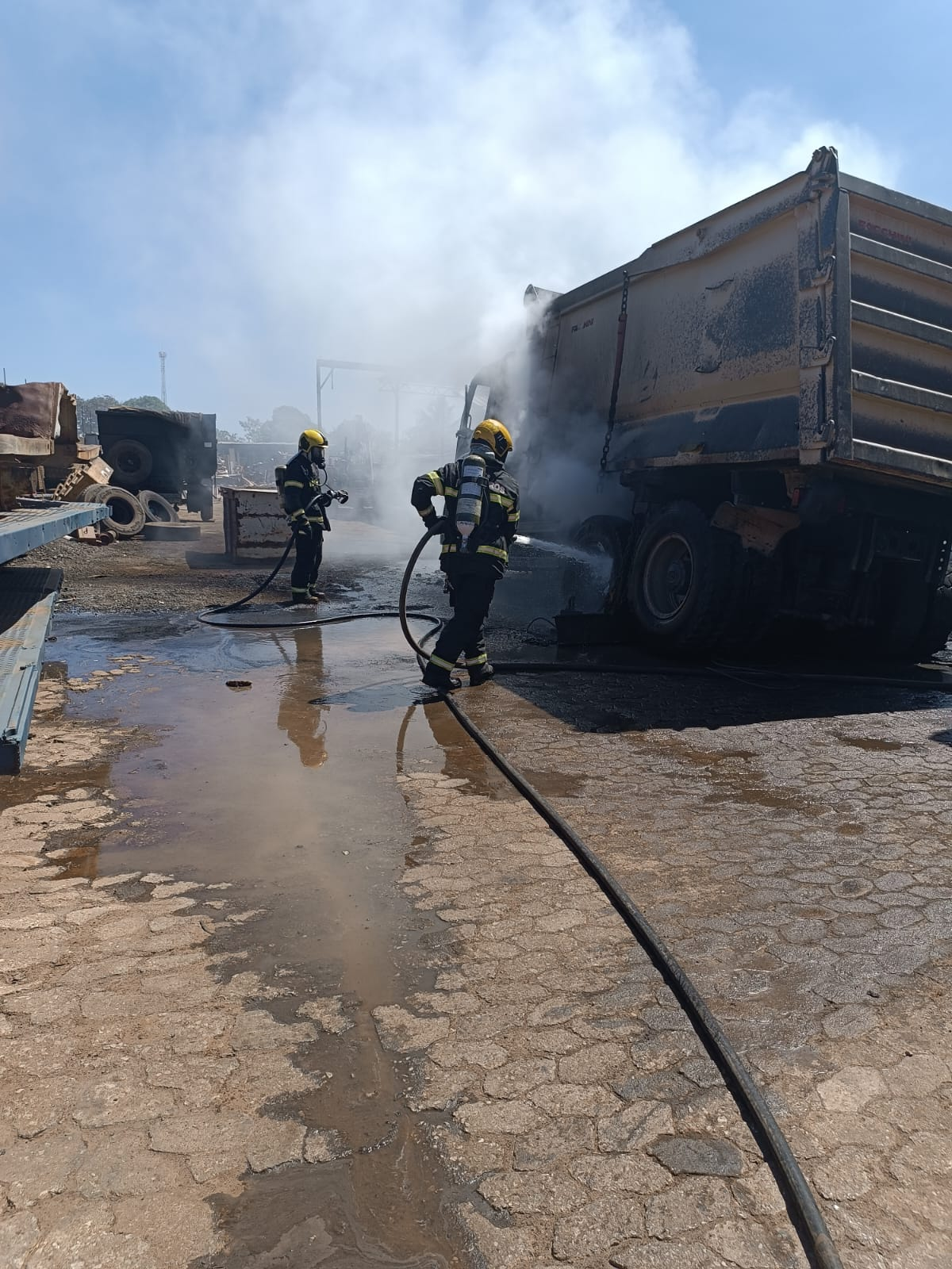Motor de caminhão pega fogo e chamas atingem equipamentos de oficina