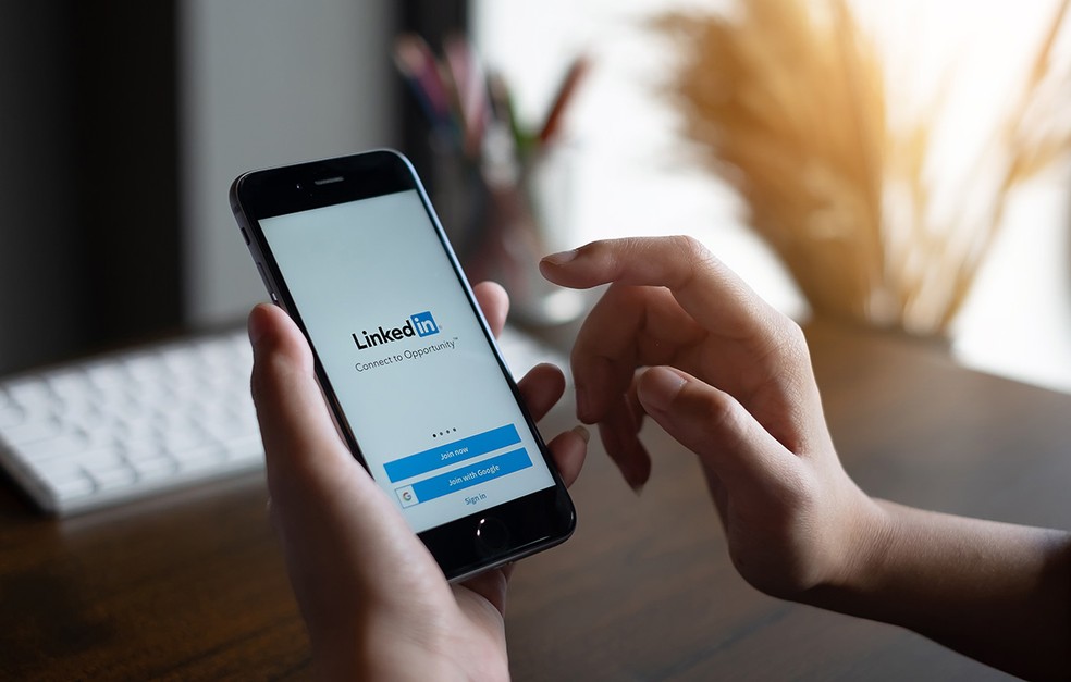 O LinkedIn permite que você encontre ótimos profissionais remotamente. — Foto: adobe stock