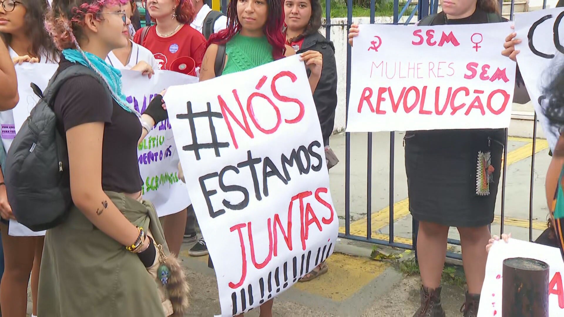 Alunos e professores do Colégio Pedro II fazem protesto após caso de estupro coletivo