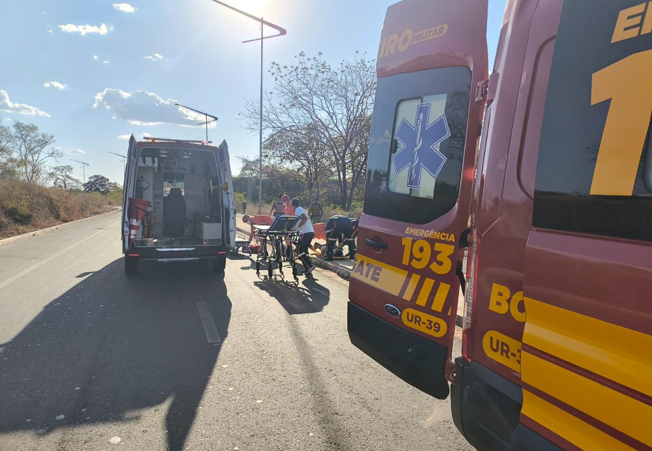 Motociclista tem perna amputada após perder o controle de moto e bater em barreira de proteção  