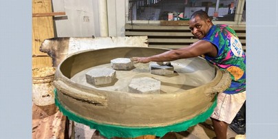 Flávio Fernandes construiu uma panela de barro de 1,5m de diâmetro em busca de um recorde mundial — Foto: Divulgação