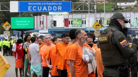 Equador deporta mais de 800 presos colombianos em meio a aumento de tensão entre os dois países