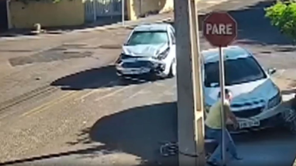 Carro passa por cima da perna de ciclista durante acidente em Santa Fé do Sul-SP