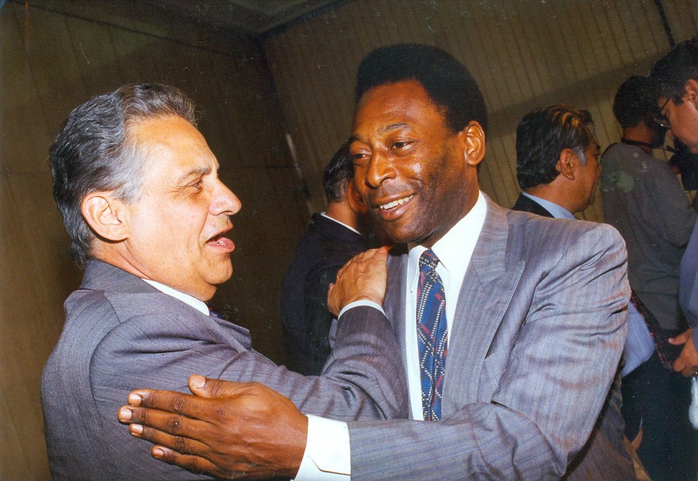 Fernando Henrique Cardoso e,Edson Arantes do Nascimento, Pelé, durante encontro em São Paulo em janeiro de 1994. Pelé foi nomeado o primeiro ministro [extraordinário] dos Esportes do país no governo FHC — Foto: Luiz Prado/Estadão Conteúdo/Arquivo