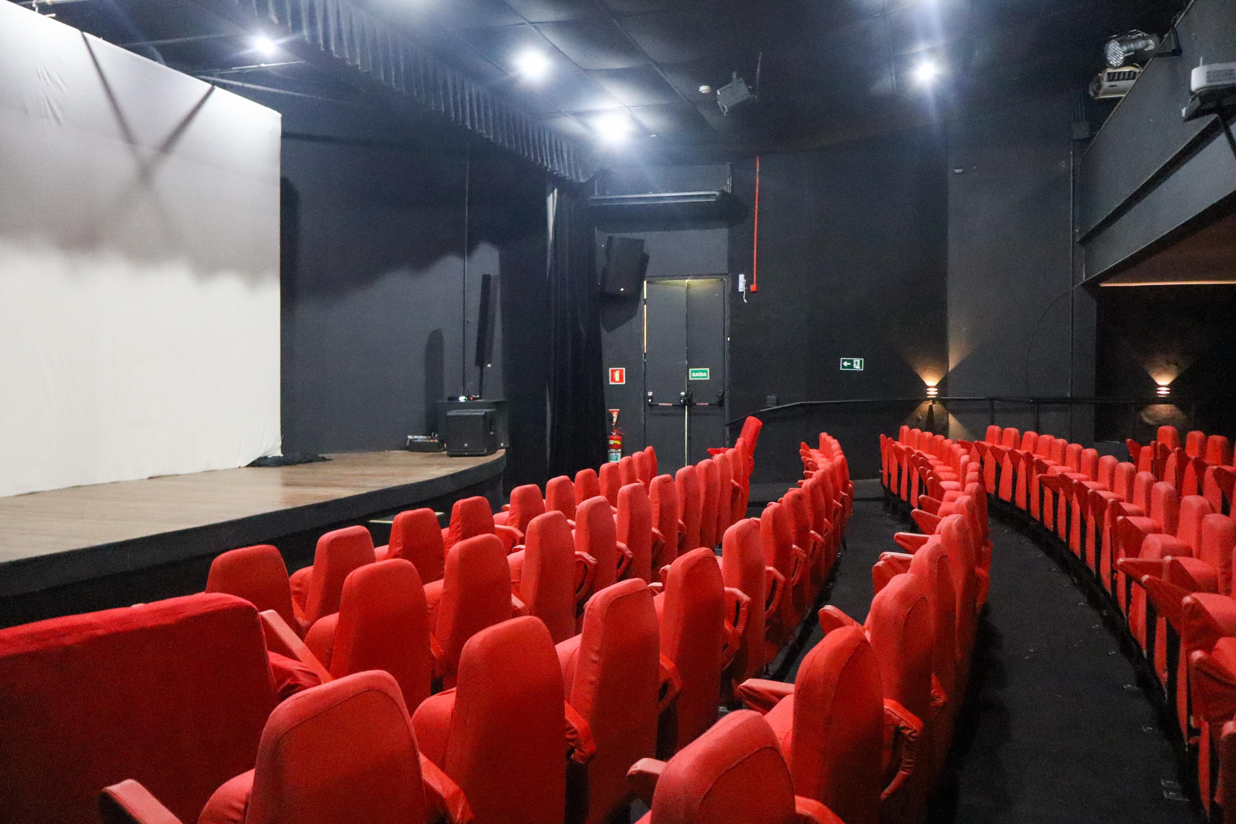 Teatro do Clube dos Diários é reinaugurado com mostra audiovisual; veja a programação gratuita