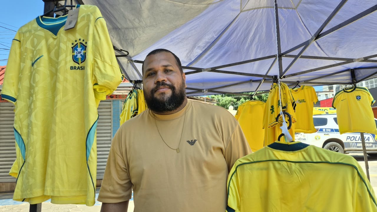 Comerciante aposta em venda de camisa do Brasil para aumentar lucro neste domingo de eleições no Acre
