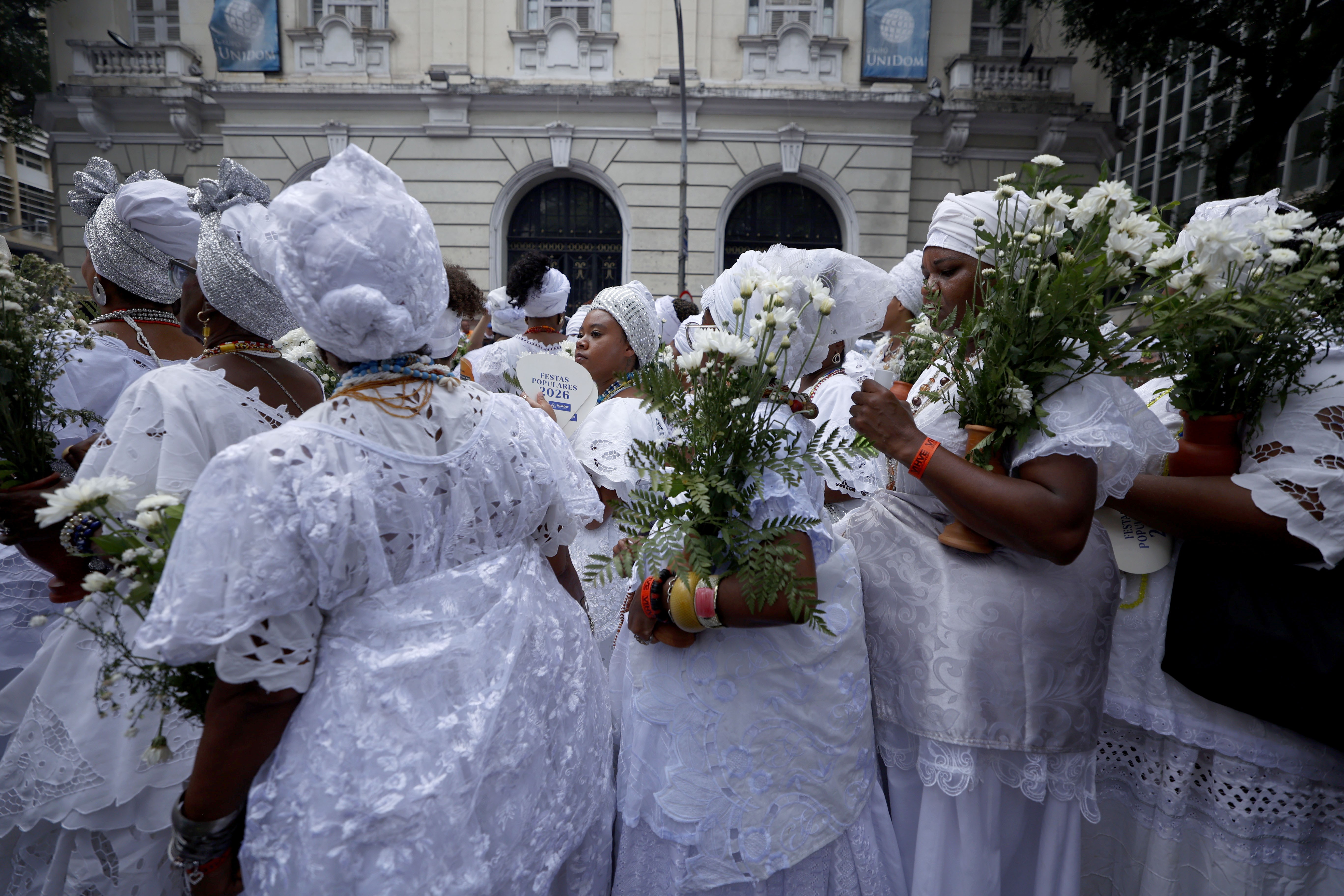 Lavagem do Bonfim 2026 - Baianas seguem o cortejo em direção à Igreja do Senhor do Bonfim — Foto: Matheus Landim/GOVBA