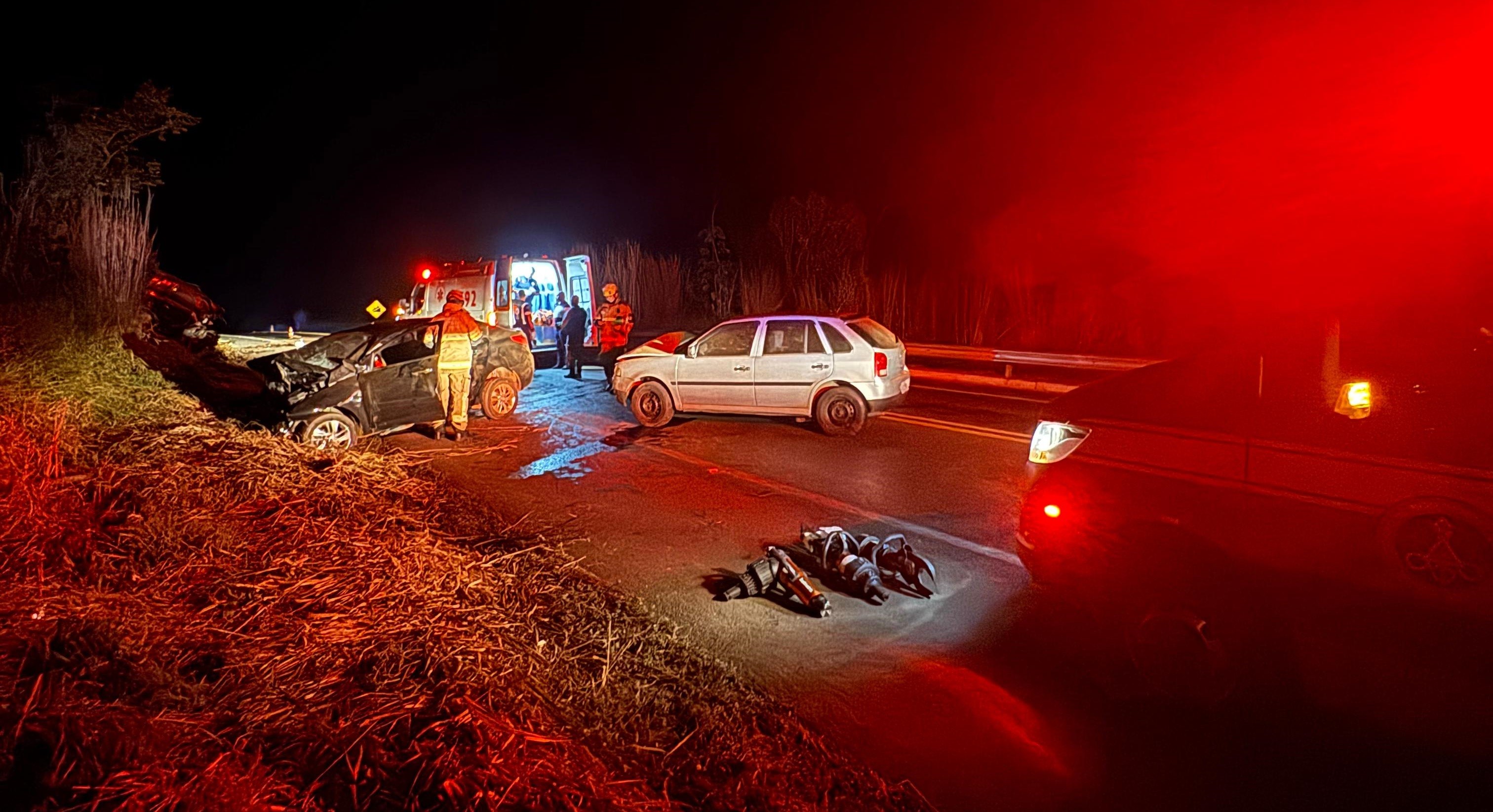 Acidente entre 3 veículos na BR-352 causa mortes e deixa feridos em Patos de Minas