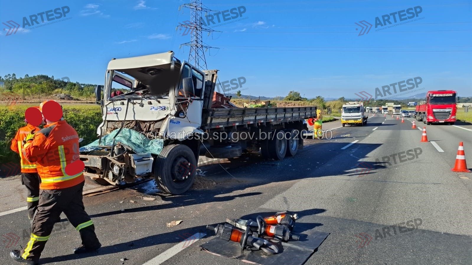 Batida entre caminhão e carreta provoca 5 km de congestionamento na Castello Branco em Mairinque