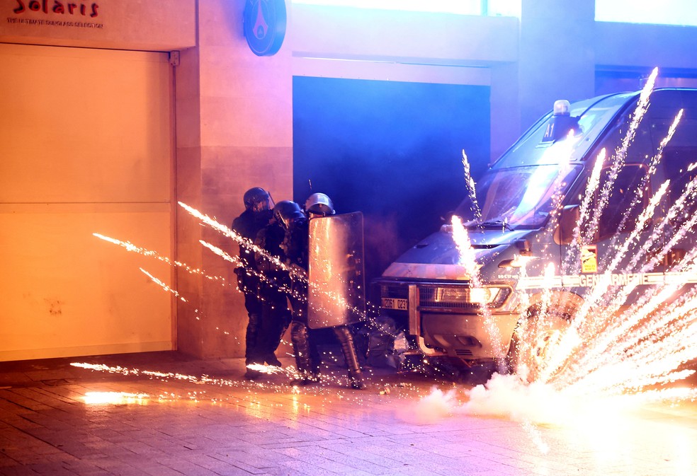 Torcedores do PSG entram em confronto com a polícia em Paris durante festa pela vitória do time na Champions League — Foto: Abdul Saboor/Reuters