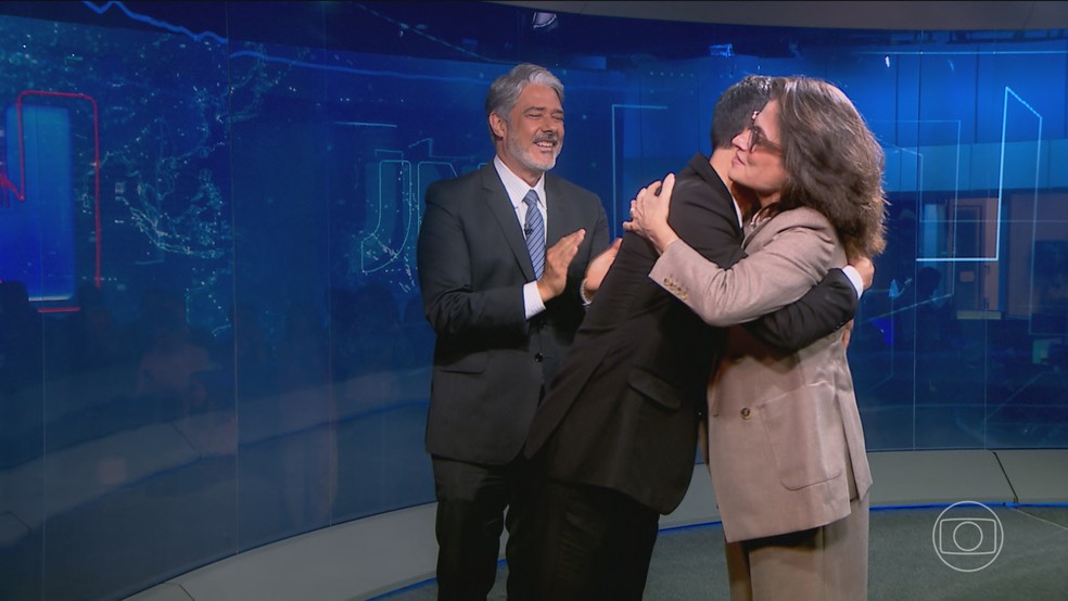 Csar Tralli, Willian Bonner e Renata Vasconcellos na bancada do Jornal Nacional  Foto: Jornal Nacional/ Reproduo