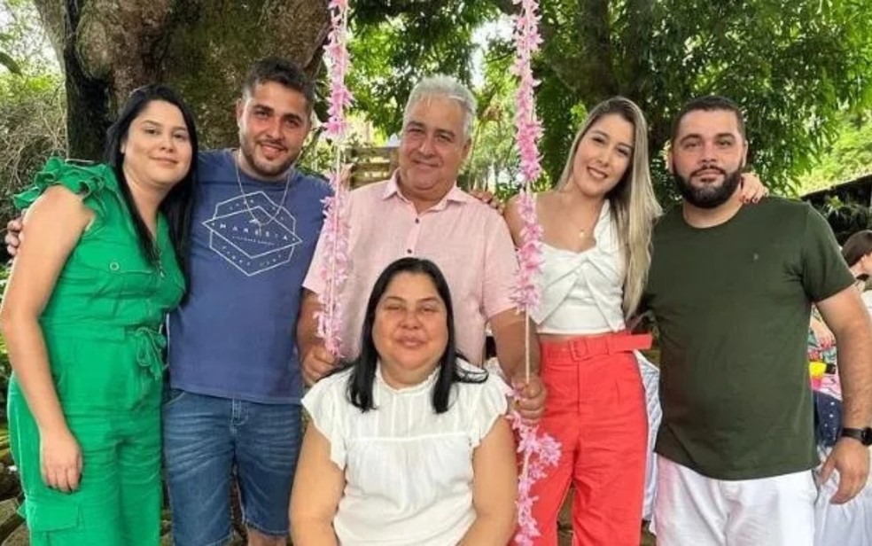 Cleonice Coelho e Genismar Fernandes junto com os quatro filhos, Goiás — Foto: Arquivo pessoal/Reprodução