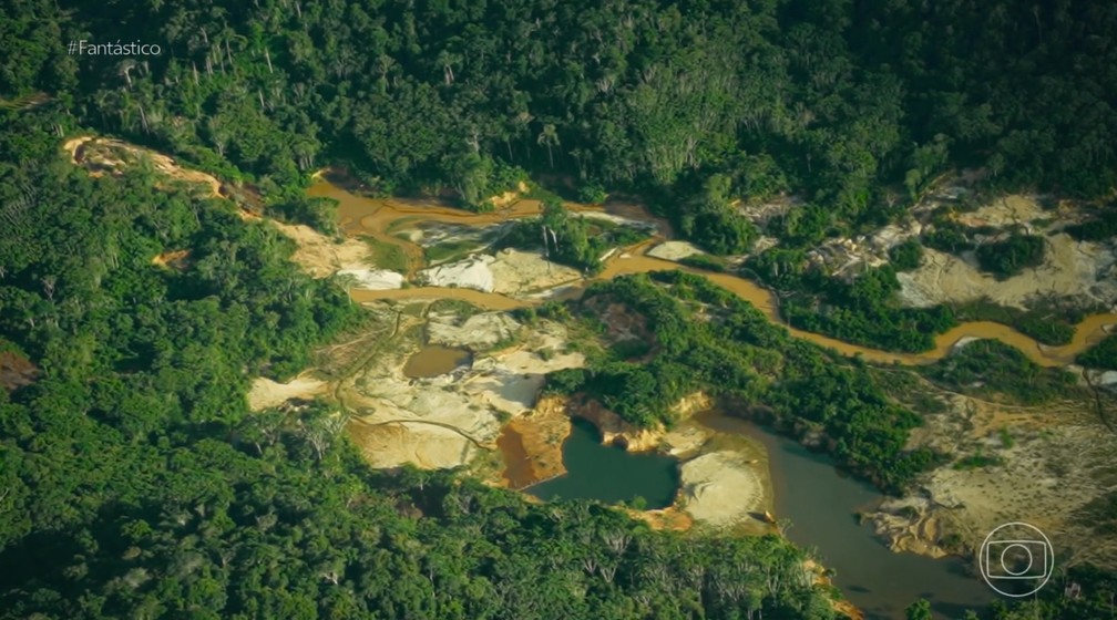 Garimpo ilegal e crise humanitária seguem na Terra Indígena Yanomami — Foto: Reprodução/Fantástico